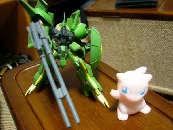 ミュウ「今日はこのモビルスーツに乗ってでかけるよ！」